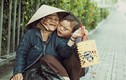 Rớt nước mắt bé gái đón Trung thu cùng mẹ bên lề đường Sài Gòn