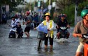Ảnh: Dân Sài Gòn dầm mình lội nước bước vào ngày mới