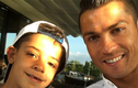 Cristiano Ronaldo khoe ảnh con trai mất răng cửa