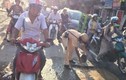 Cảnh sát Đồng Nai tự mua đá lấp ổ gà giúp dân