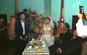 Cô dâu diện váy cưới xuyên thấu về làng gây tranh cãi