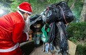 Ảnh: “Ông già Noel” lặn lội đêm lạnh tặng quà người vô gia cư