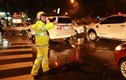 Chùm ảnh: CSGT Hà Nội dầm mưa phân luồng giao thông trong đêm