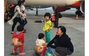 Tranh cãi mẹ Việt cho bé gái đi vệ sinh ngay giữa sân bay