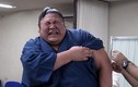 Võ sĩ sumo Nhật Bản mếu máo khi bị tiêm