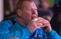 Thủ môn 125 kg mất việc vì ăn bánh trong trận gặp Arsenal