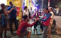 Chàng Tây quỳ gối cầu hôn bạn gái Việt giữa phố cổ Hà Nội