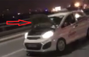 Taxi bị lật nắp capo phóng tốc độ cao, đánh võng trên cầu Nhật Tân