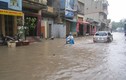 Phố Hà Nội thành sông do mưa bão