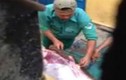Nhân viên bảo vệ xẻ thịt nai trong vườn thú