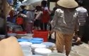 Chen chân mua nước sạch giá cắt cổ giữa Thủ đô