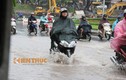 Người Hà Nội lại cùng nhau vượt “sông” sau mưa 