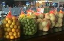 Bóc mẽ hoa quả đặc sản ở sân bay Nội Bài