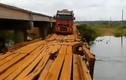 Cầu gỗ xập xệ oằn mình chịu sức nặng xe container