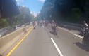 Hàng trăm mô tô khủng rượt đuổi ô tô gây tai nạn