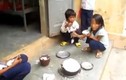 Đắng lòng bữa cơm trắng chấm muối của trẻ em vùng cao