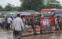 Hàng nghìn người đội mưa rời Thủ đô về quê nghỉ lễ