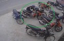 Trộm xe máy bất thành, bị nhân viên rượt đuổi ném ghế