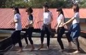 Sửng sốt cảnh nữ sinh nhảy nhót trên nóc trường học