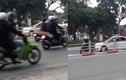 Thanh niên cứng dùng xe máy chặn đầu taxi