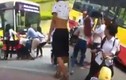 Phẫn nộ nữ sinh bị đánh hội đồng giữa phố