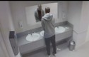 Té ngửa với “gương ma” trong WC