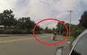 Quái xế “đo đường” vì tội bốc đầu xe máy