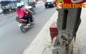 Cột điện gãy, nghiêng ngả... khiến dân Hà Nội khiếp vía 