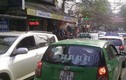 Taxi “làm xiếc” chắn lối xe cấp cứu vào BV Nhi TW 