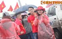 Khán giả trẻ đội mưa chờ xem U23 Việt Nam thi đấu