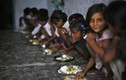 Xót lòng xem trẻ em Ấn Độ trong bữa ăn miễn phí