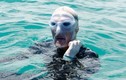 Mặt nạ chống sứa cực "dị" của “kình ngư” 64 tuổi