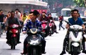 Video: Người Hà Nội không đội nón bảo hiểm, chạy ngược chiều ngày Tết