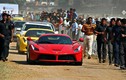 8 vệ sĩ hộ tống một chiếc Ferrari LaFerrari