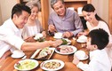 Ăn cơm với bố vợ, chồng thay đổi cách đối xử với vợ