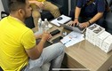 Thanh niên xách 22 điện thoại iPhone 15 Pro Max bị giữ ngay tại sân bay