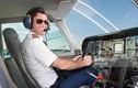 Tại sao phi công lại đeo kính râm khi lái máy bay