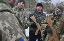Thiếu súng thật, quân đội Ukraine phát súng gỗ cho tân binh tập luyện