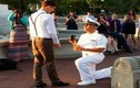 Loạt ảnh cầu hôn gây bão của chàng gay lính hải quân 