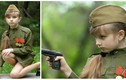 Cô bé Nga mặc quân phục... “ngắm bắn” đáng yêu