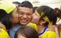 Muôn kiểu “tỏ tình” của fan nữ với sao bóng đá Việt