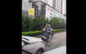 Dân mạng khen người đàn ông nước ngoài chặn đầu ô tô lấn làn BRT
