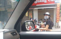 Táo bạo mẹ Việt chạy xe máy... vạch “ti” cho con bú