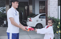 Cầu thủ U23 Việt Nam dịp Giáng sinh: Người về quê nhận quà, người “thả thính” gắt trên MXH