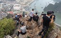 Kinh khiếp du khách bất chấp nguy hiểm trèo lên “nóc nhà Hạ Long” check-in