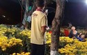 Rớt nước mắt người bố dùng điện thoại cũ chụp ảnh con trong vườn hoa