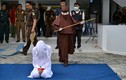 Nhóm phụ nữ đầu tiên thi hành phạt roi nơi công cộng ở Indonesia
