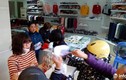 Hà Nội: Người dân xếp hàng cả buổi để chờ mua khẩu trang diệt khuẩn