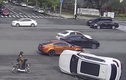 Video: tài xế lái ôtô lên hẳn cầu vượt đi bộ để quay đầu