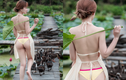 “Thiếu nữ chăn vịt” diện bikini nhỏ xíu chụp sen khiến netizen đỏ mặt